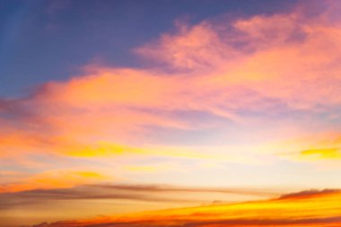 Öğleden sonra sırasında beyaz bulutlar ile mavi gökyüzü.