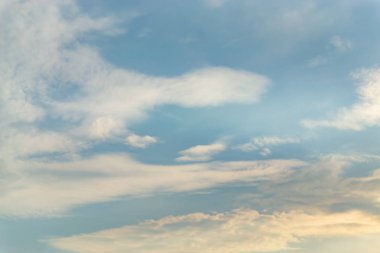 Öğleden sonra sırasında beyaz bulutlar ile mavi gökyüzü.