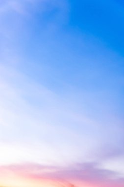 Öğleden sonra sırasında beyaz bulutlar ile mavi gökyüzü.