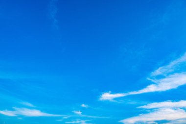 Bulutlar havada birçok şekli Dönüştür.