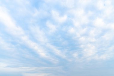 Bulutlar havada birçok şekli Dönüştür.