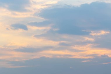 Bulutlar havada birçok şekli Dönüştür.