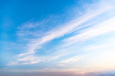 Bulutlar havada birçok şekli Dönüştür.