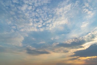 Buluta bağlanan dijital çevrimiçi ortam biçimi.