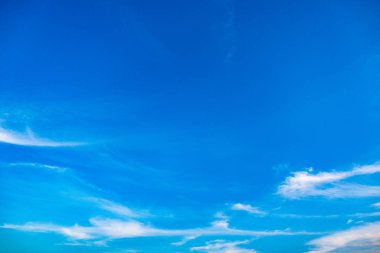 Mavi gökyüzünde bulutlar hava.