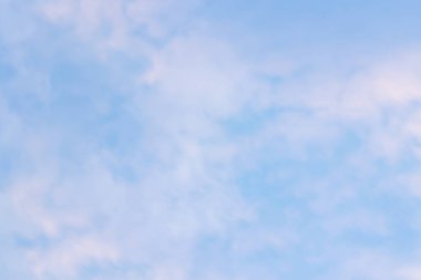 Mavi gökyüzünde bulutlar hava.