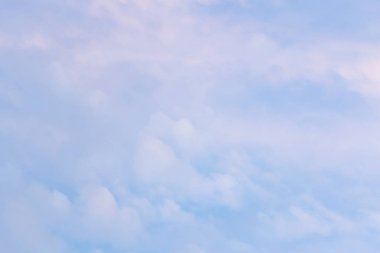 Mavi gökyüzünde bulutlar hava.