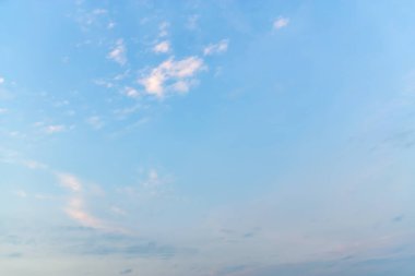 Mavi gökyüzünde bulutlar hava.