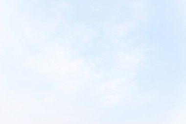 Mavi gökyüzünde bulutlar hava.