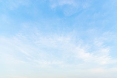 Mavi gökyüzünde bulutlar hava.