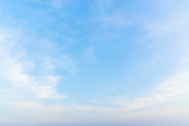 Mavi gökyüzünde bulutlar hava.