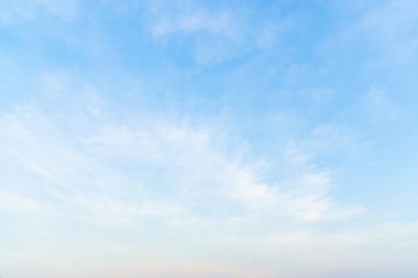 Mavi gökyüzünde bulutlar hava.