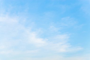 Mavi gökyüzünde bulutlar hava.