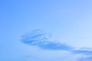 Mavi gökyüzünde bulutlar hava.