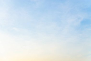 Mavi gökyüzünde bulutlar hava.