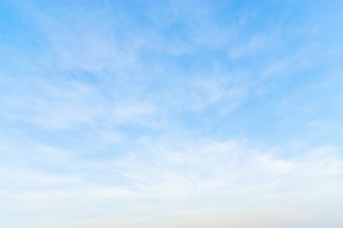 Mavi gökyüzünde bulutlar hava.