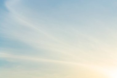 Mavi gökyüzünde bulutlar hava.