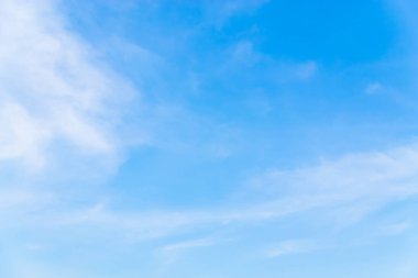 Mavi gökyüzünde bulutlar hava.