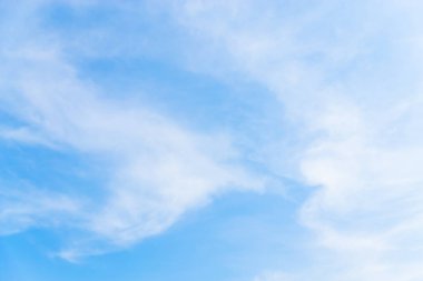 Mavi gökyüzünde bulutlar hava.