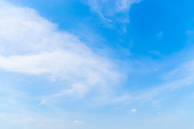 Mavi gökyüzünde bulutlar hava.