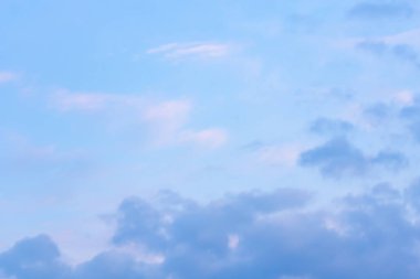 Mavi gökyüzünde bulutlar hava.