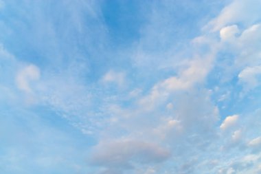 Mavi gökyüzünde bulutlar hava.