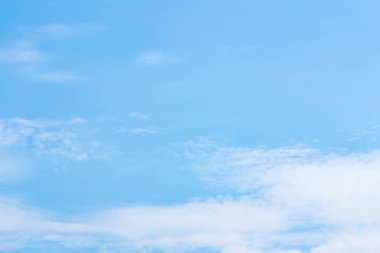 Mavi gökyüzünde bulutlar hava.