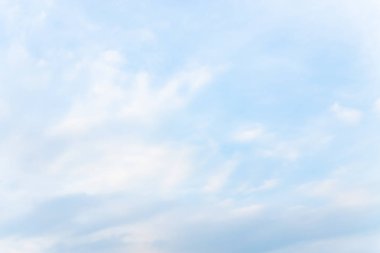 Mavi gökyüzünde bulutlar hava.