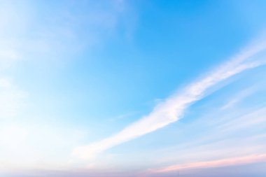 Mavi gökyüzünde bulutlar hava.