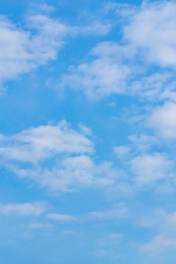 Mavi gökyüzünde bulutlar hava.