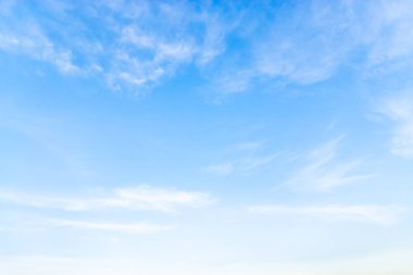 Mavi gökyüzünde bulutlar hava.