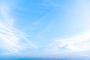 Mavi gökyüzünde bulutlar hava.