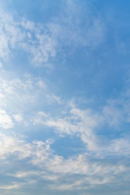 Mavi gökyüzünde bulutlar hava.