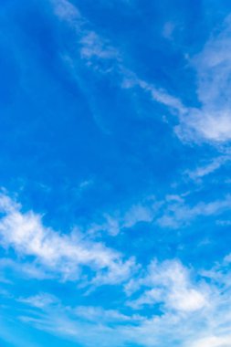 Mavi gökyüzünde bulutlar hava.