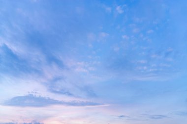 Mavi gökyüzünde bulutlar hava.