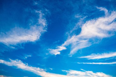 Mavi gökyüzünde bulutlar hava.