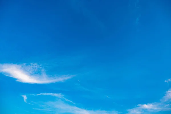 ในอากาศท เมฆส ขาวเคล อนท — ภาพถ่ายสต็อก