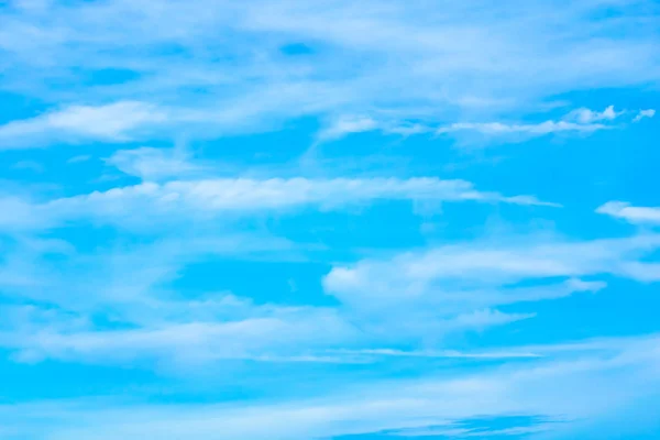 Lätta Moln Blå Himlen För Bakgrund Med Grafisk Teknik — Stockfoto