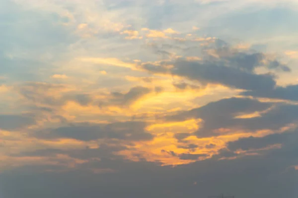 Der Himmel Mit Wolken Die Sich Mit Dem Wind Bewegen — Stockfoto