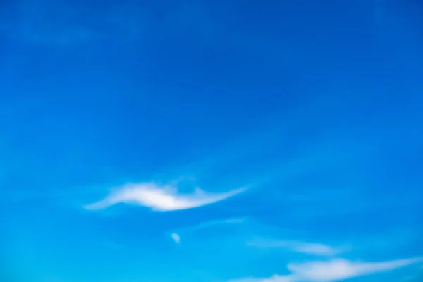 Γαλάζιο Του Ουρανού Άσπρα Σύννεφα Απόγευμα — Φωτογραφία Αρχείου