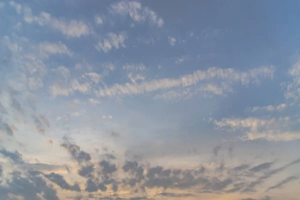 Céu Azul Com Nuvens Brancas Durante Tarde — Fotografia de Stock