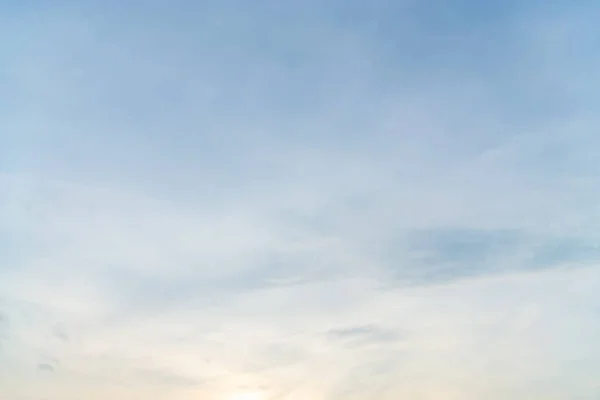 Cielo Blu Con Nuvole Bianche Durante Pomeriggio — Foto Stock