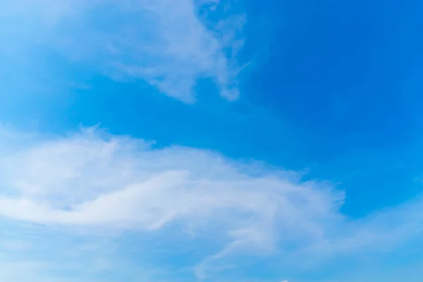 Блакитне Небо Білими Хмарами Вдень — стокове фото