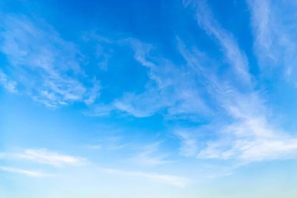 Öğleden sonra sırasında beyaz bulutlar ile mavi gökyüzü.