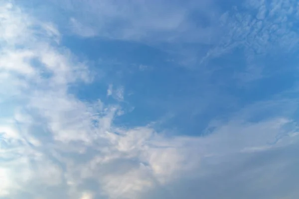 องฟ เมฆส ขาวในช วงบ — ภาพถ่ายสต็อก