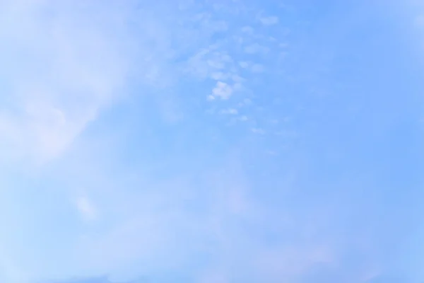 Céu Azul Com Nuvens Brancas Durante Tarde — Fotografia de Stock