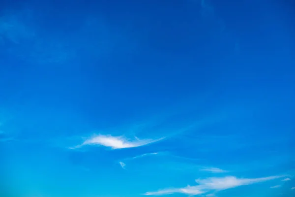 Mavi gökyüzünde bulutlar hava.