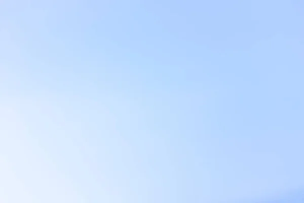 Mavi gökyüzünde bulutlar hava.