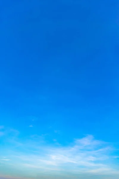 Mavi gökyüzünde bulutlar hava.