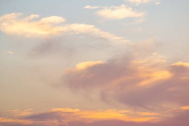 Güneş ışığı güzel yüzeyinde bulut gölgesi aracılığıyla parlar.